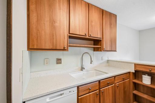 16-web-or-mls-McKnight Rd N-S2508-016.jpg