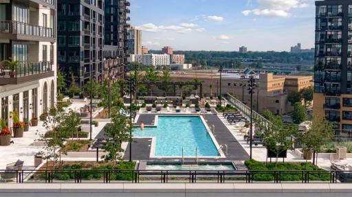 A dramatic 75-foot outdoor pool creates a true resort experience, with expansive city views and plenty of room to relax, swim or spend the afternoon poolside.