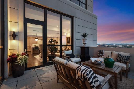 A private open-air terrace above the Mississippi creates an extraordinary extension of the living space, with sweeping views of the river, skyline and city beyond.