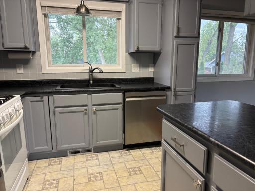7101 Upper 17th Street N, Oakdale, MN 55128