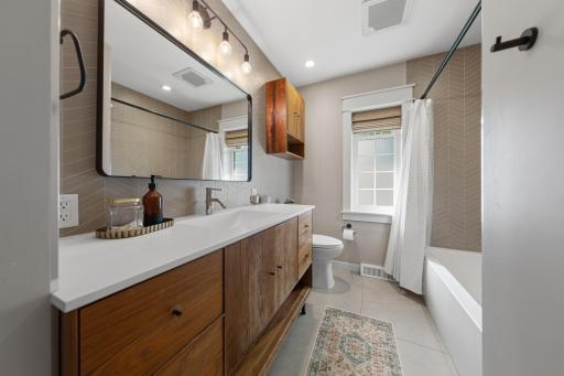 28_27 bathroom.jpg