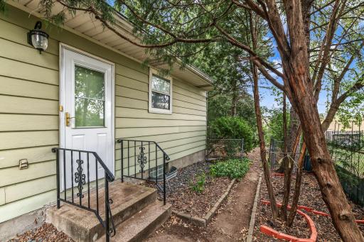 1677 Burns Avenue, Saint Paul, MN 55106
