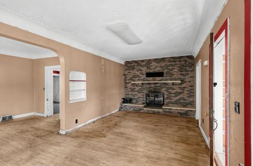 14_540_Central_Ave_S-Living_room-0994.jpg