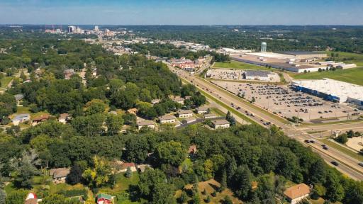 Close to Shopping and Downtown