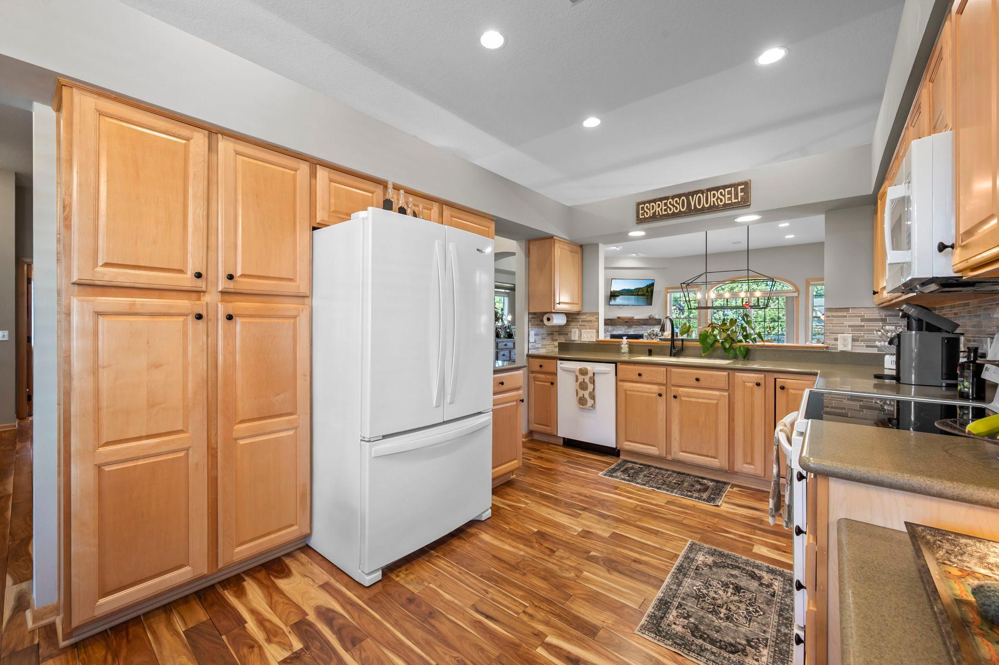 38-web-or-mls-1404 Beachcomber Blvd-164.jpg