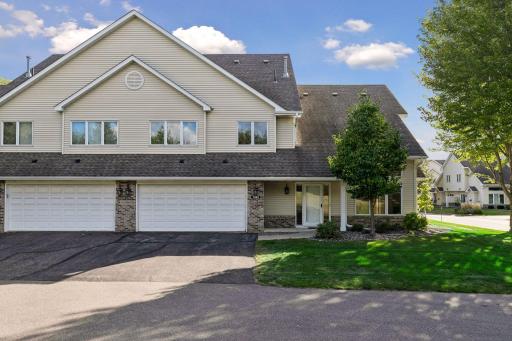 Great Eagan location near shopping, freeway access and parks. The tree right out front has beautiful pink flowers in the spring.