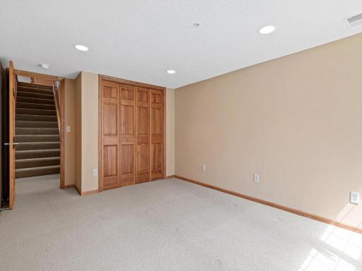 198 Thompson Avenue E, Saint Paul, MN 55118