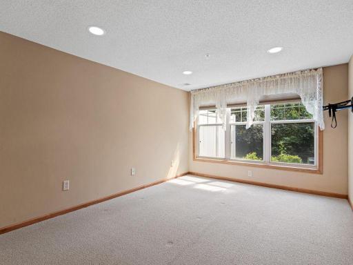 198 Thompson Avenue E, Saint Paul, MN 55118