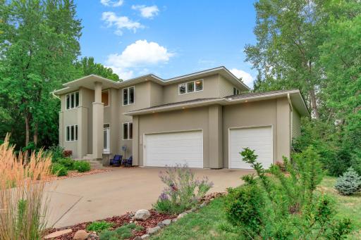2-web-or-mls-10329-Noble-Ave-N-02.jpg