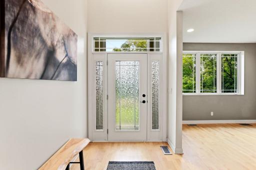 4-web-or-mls-10329-Noble-Ave-N-04.jpg