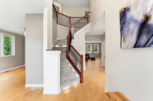 5-web-or-mls-10329-Noble-Ave-N-05.jpg