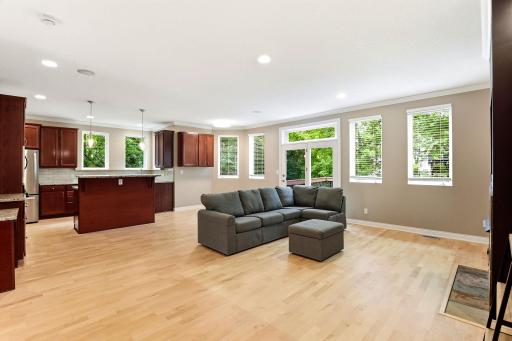 19-web-or-mls-10329-Noble-Ave-N-19.jpg