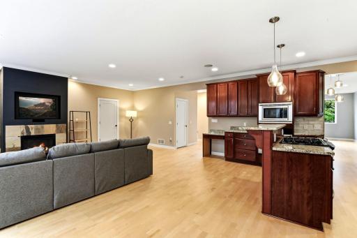21-web-or-mls-10329-Noble-Ave-N-21.jpg