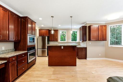 23-web-or-mls-10329-Noble-Ave-N-23.jpg