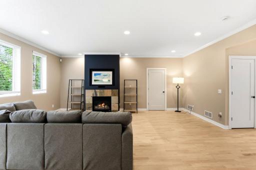 17-web-or-mls-10329-Noble-Ave-N-17.jpg
