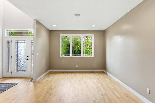 7-web-or-mls-10329-Noble-Ave-N-07.jpg