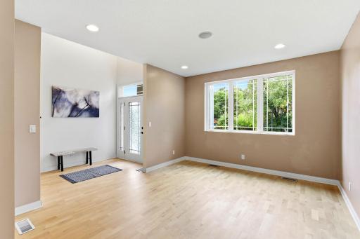 8-web-or-mls-10329-Noble-Ave-N-08.jpg