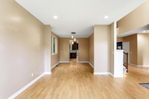 9-web-or-mls-10329-Noble-Ave-N-09.jpg