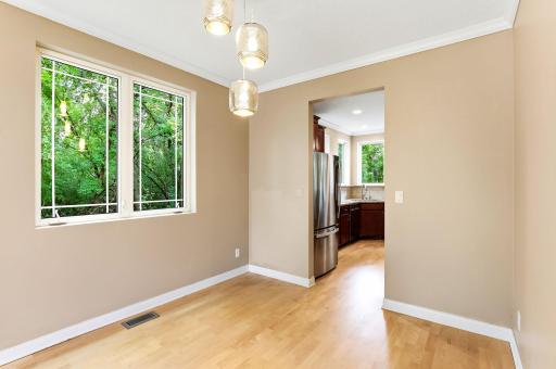10-web-or-mls-10329-Noble-Ave-N-10.jpg