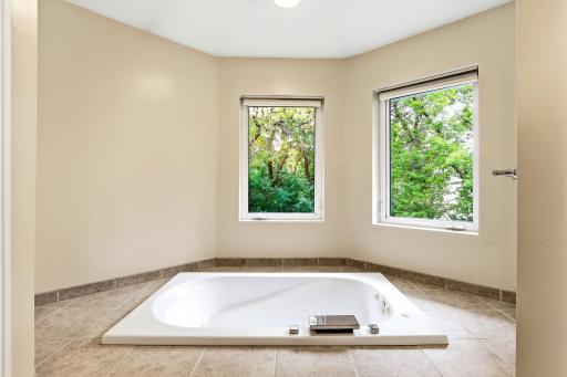 50-web-or-mls-10329-Noble-Ave-N-50.jpg