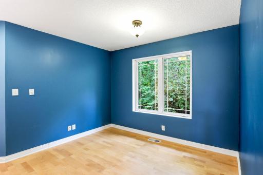 28-web-or-mls-10329-Noble-Ave-N-28.jpg