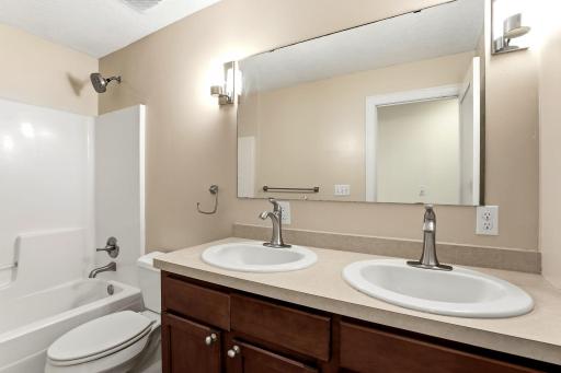 39-web-or-mls-10329-Noble-Ave-N-39.jpg
