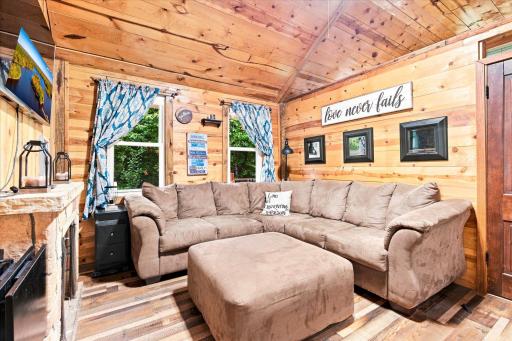 12-Oakwood Ln INT-3.jpg