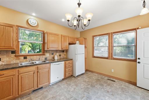 516 kitchen 2.jpg