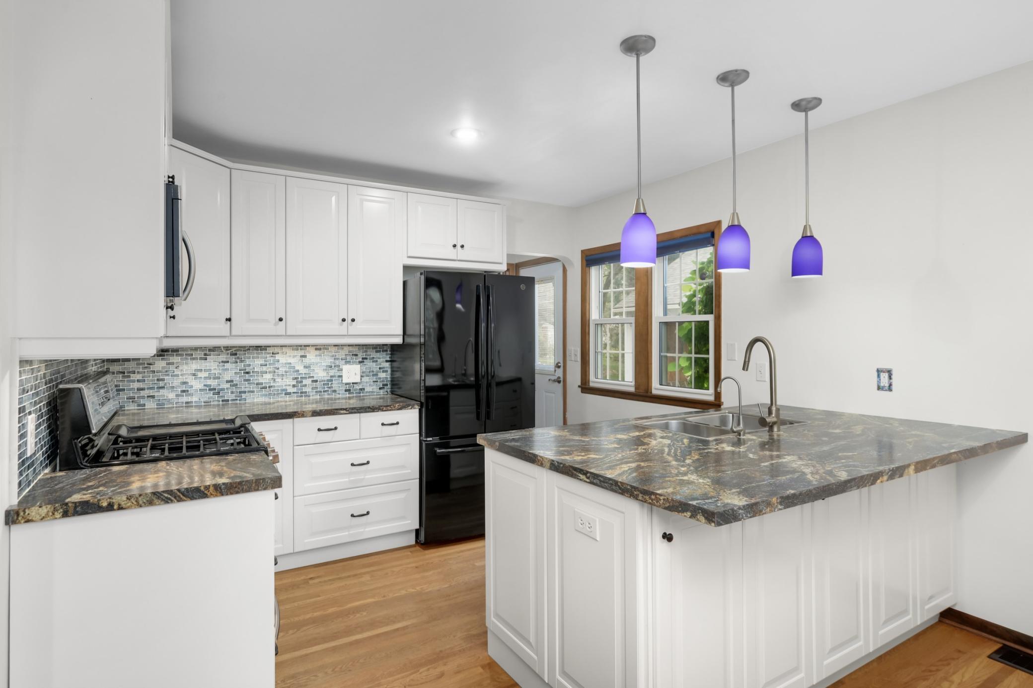 The gas range and newer refrigerator give the space a high-end feel--and you won't lack for storage in this kitchen!