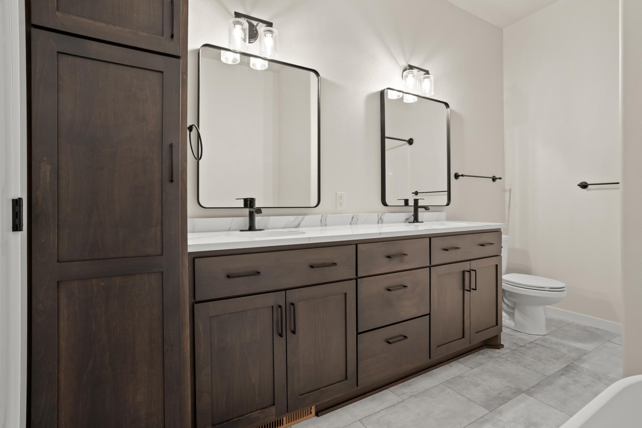 main ensuite bathroom