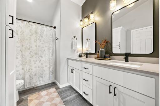 Primary Walk-Thru Bath w/Dual Vanity (Upper)