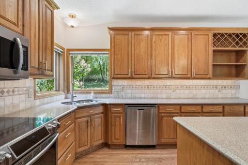 Newer stainless steel appliances, Silestone countertops. Under cabinet lighting too