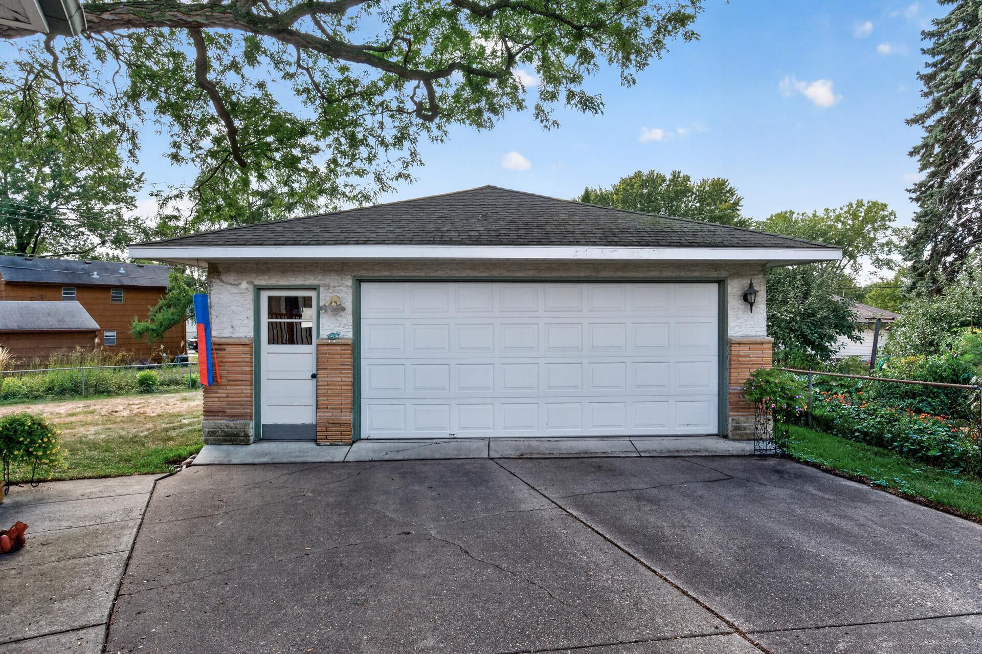 Oversized detached 2+ car garage