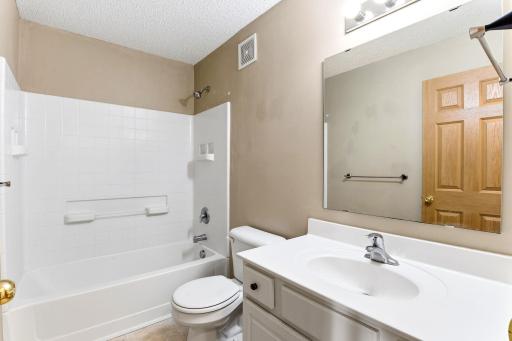 31-web-or-mls-13729-Atrium-Ave-2202-31.jpg