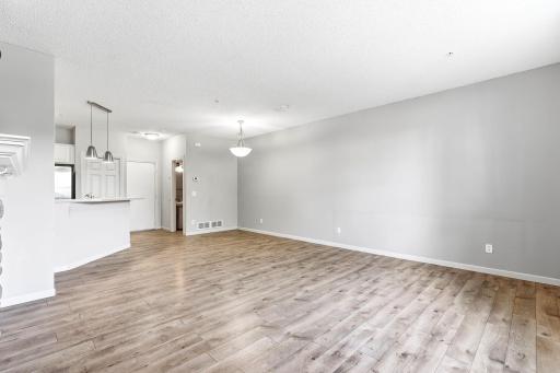 6-web-or-mls-13729-Atrium-Ave-2202-06.jpg