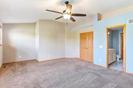 26-web-or-mls-13729-Atrium-Ave-2202-26.jpg