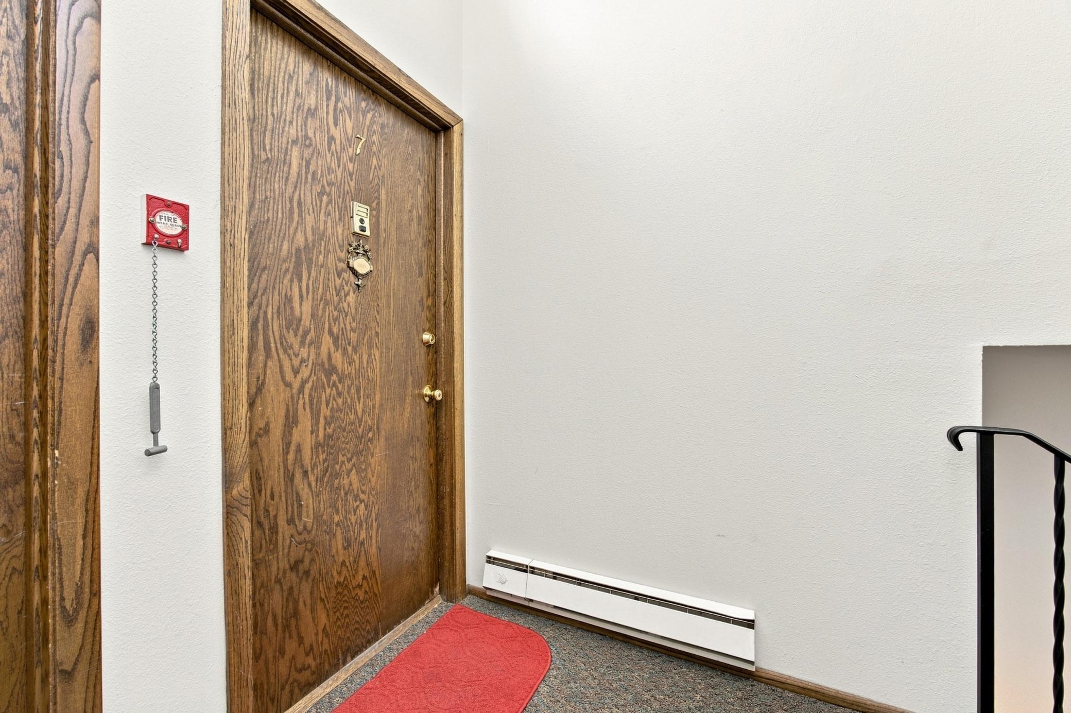 Unit entry in building