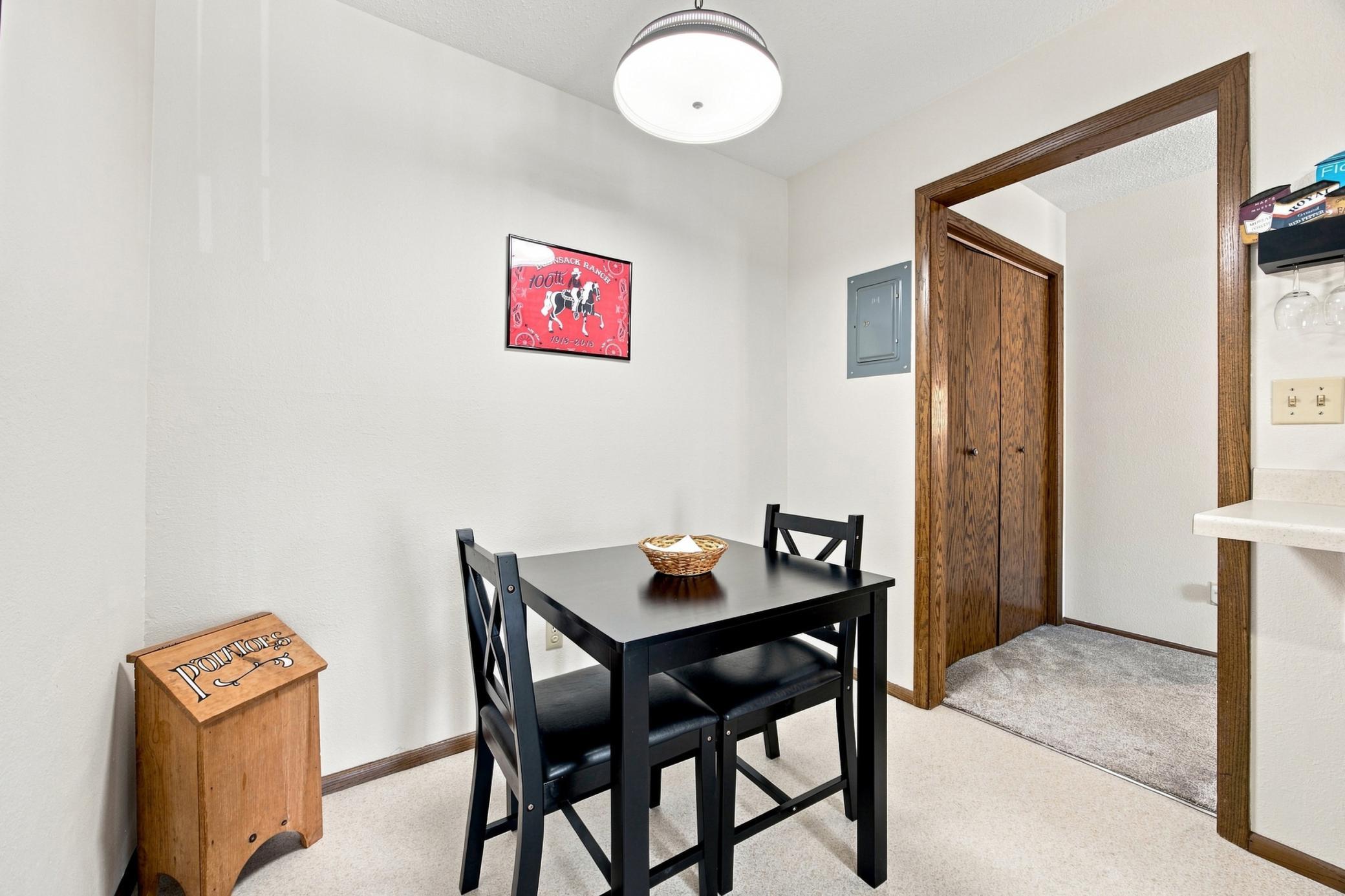 Casual eat-in dining space in kitchen