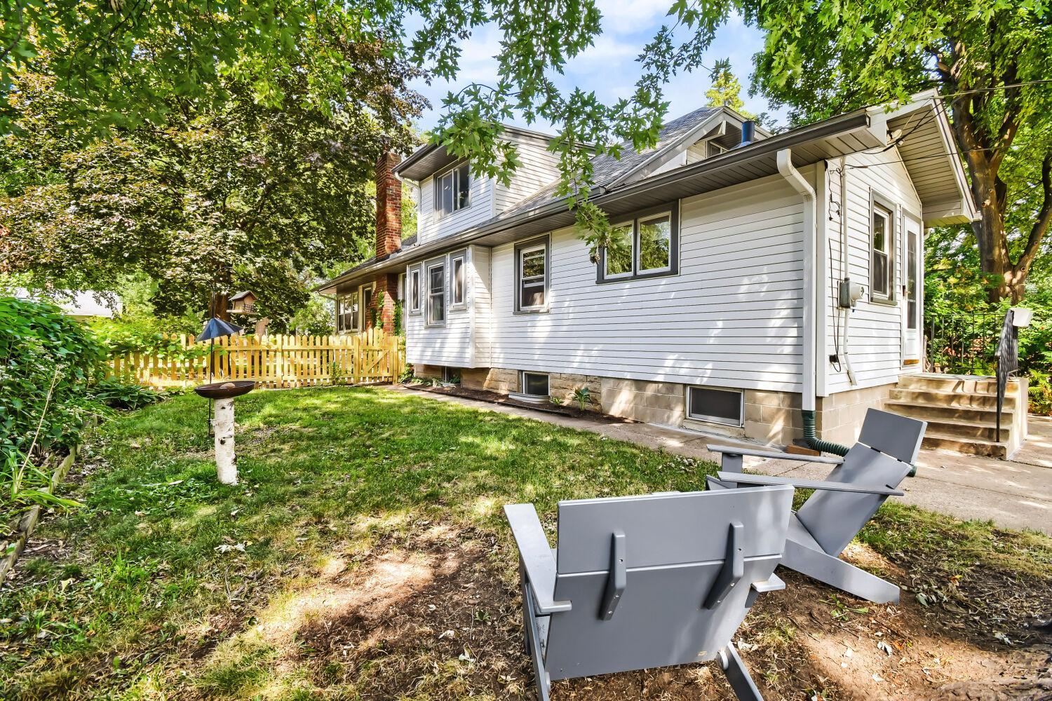 Side yard. Yard is fully fenced.jpg