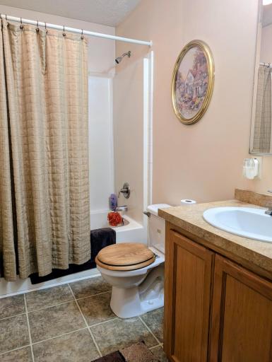 Full bathroom between bedrooms