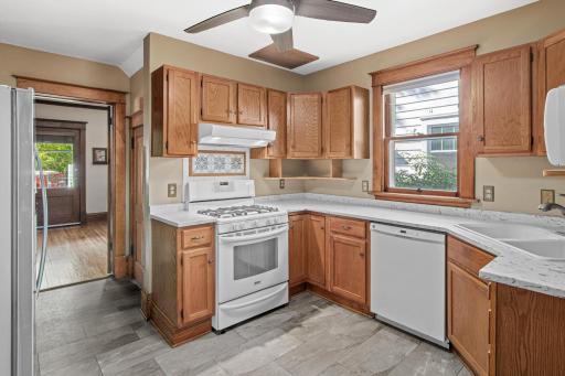 Excellent kitchen with ample counter space & cabinets