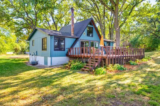 Enjoy the privacy of this lakeside retreat!