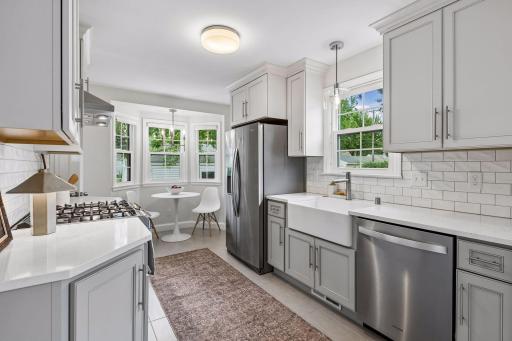 A farmhouse sink and stainless appliances exude freshnessCabine