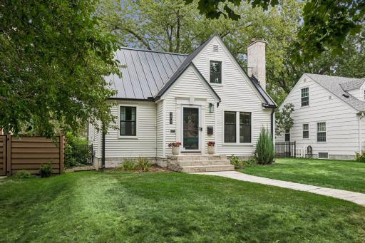 Everything you want in a Diamond Lake charmer!