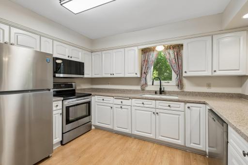 Beautiful kitchen - so much counter space!