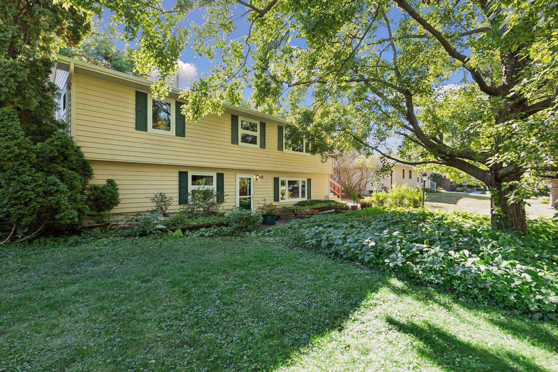 Welcome to 450 Ranchview Lane N!