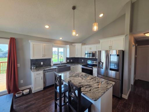 Beautiful granite counter tops/Breakfast island