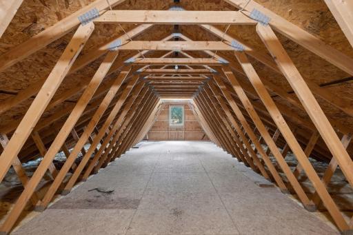 Unfinished storage space over the entire lenght of the outbuilding.