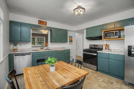 1424 Rhode Island Avenue N, Golden Valley, MN 55427