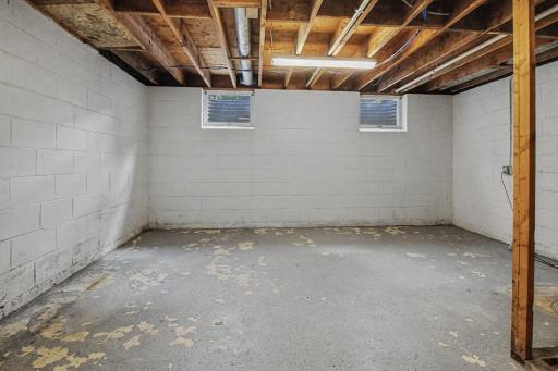 Drain-tiled space for a bedroom or office that is fully drain tiled